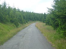 Asfaltov� cesta je stejn� po cel� trati